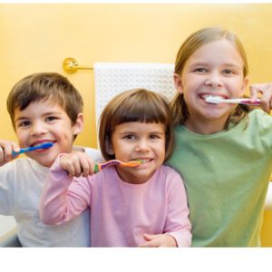niños cepillándose los dientes