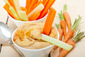 alimentos zanahoria con hummus