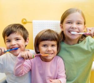 niños cepillo dientes