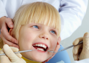 niña en el dentista
