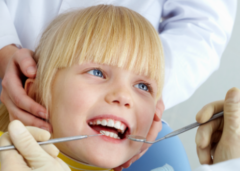 ¿A qué edad es recomendable llevar a los niños al dentista?