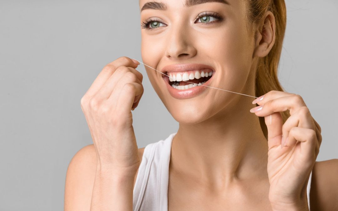 El hilo dental te ayuda a eliminar más del 80% de la placa bacteriana