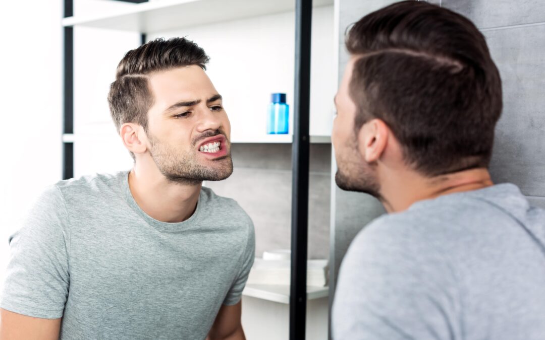 ¿Tienes manchas blancas en los dientes? Esta es la razón