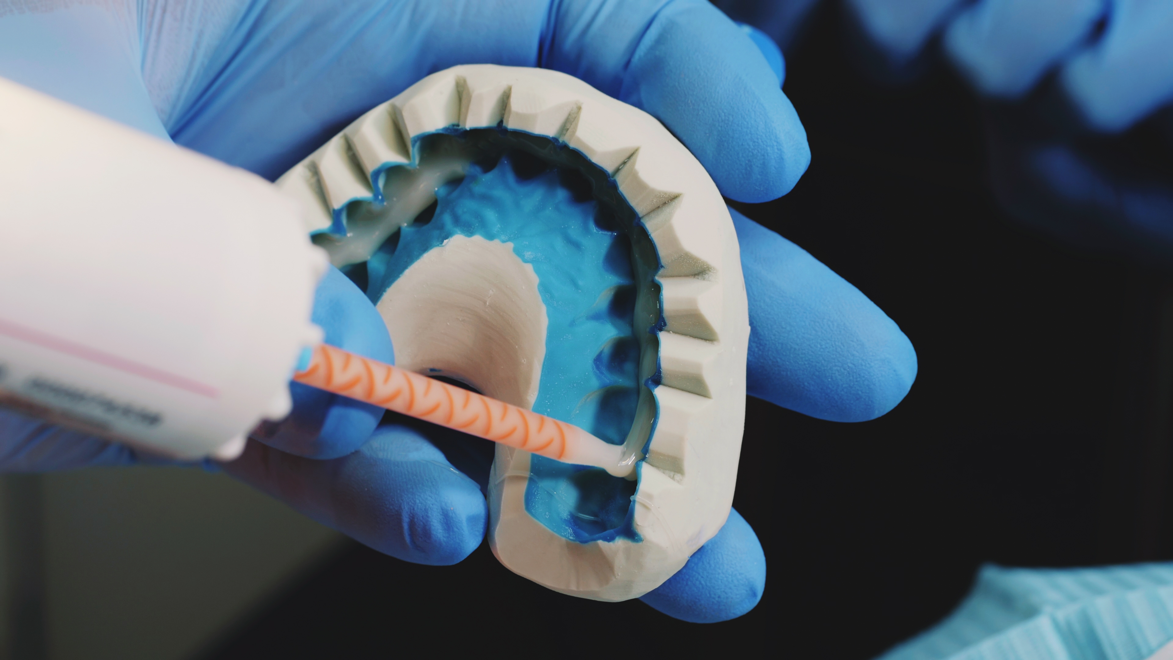 Aprende a usar correctamente el pegamento dental para prótesis